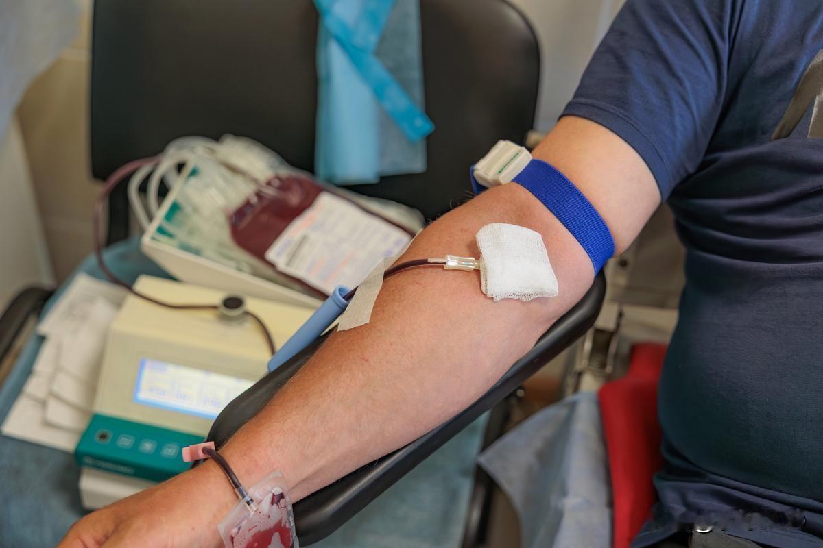 撕裂血墙：嘉兴献血者优先用血被卡背后，谁在把救命血当赎罪券？凌晨两点的ICU