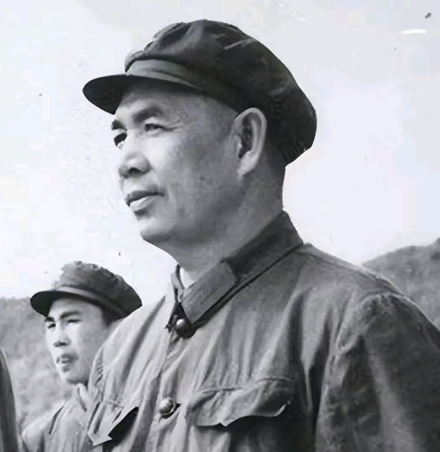 1976年，时任南京军区司令员为开国少将丁盛，他的搭档是廖汉生将军，廖汉生担任南