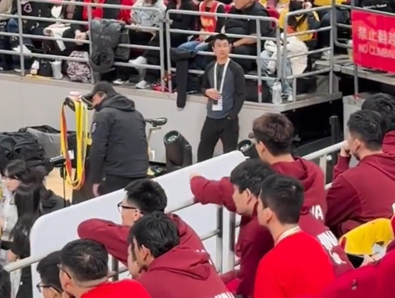 感人！无法登场的赵睿，十分着急，不断指点高诗岩，指点周琦，指点张镇麟……球迷：此