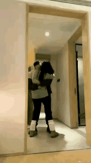 开学了，校园爱情又有了新的故事。想起一个80后的校园恋情，大三社团会长收到陌生短