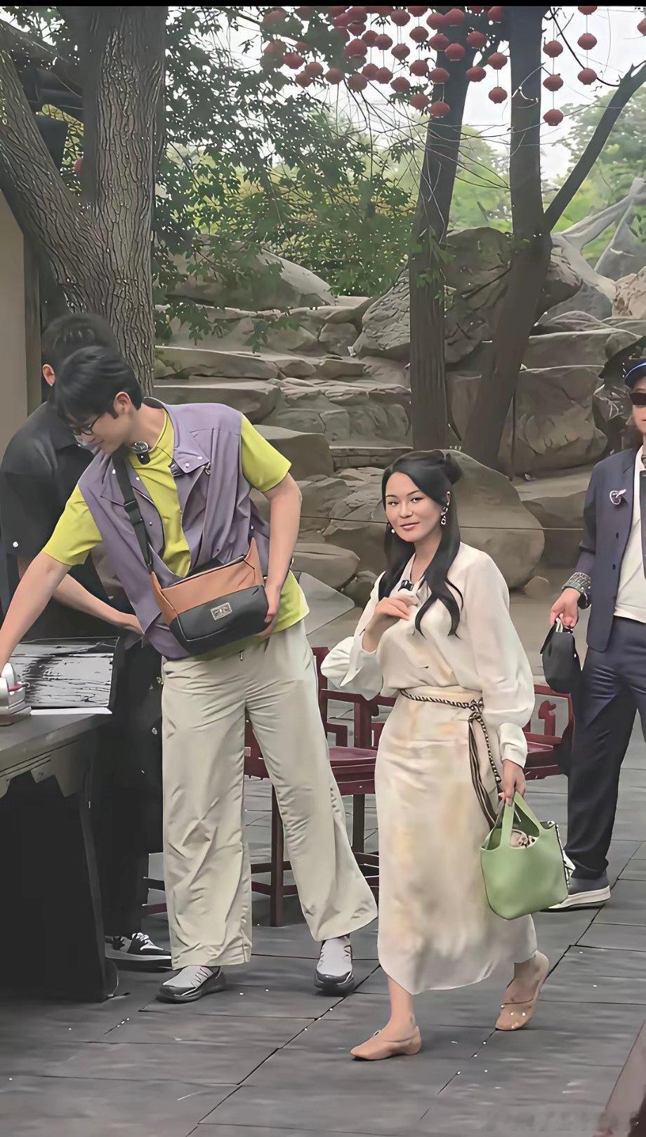 万万没想到啊！电视里身材那么好的女神，现实中竟然是这么一小小只