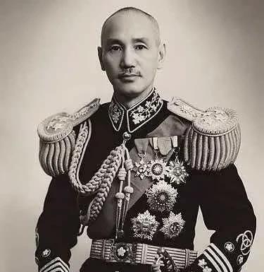 黄埔军校成立，蒋介石任校长，实为三把手。1924年5月，广州，一所特殊的