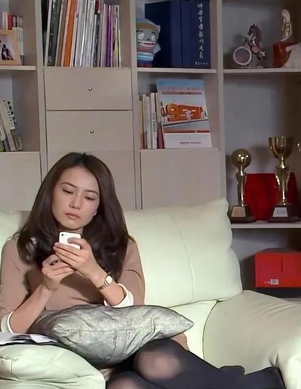 你敢信？当年让你躲被窝刷倚天的周芷若，现在脱鞋蹲沙发刷手机！1996年被广告