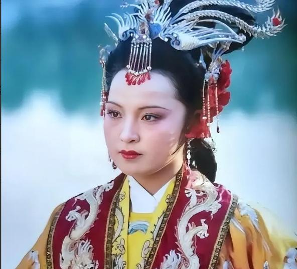 《红楼梦》中，贾元春死的非常惨，被太监夏守忠用弓弦勒死，元春到底犯了什么大错，让