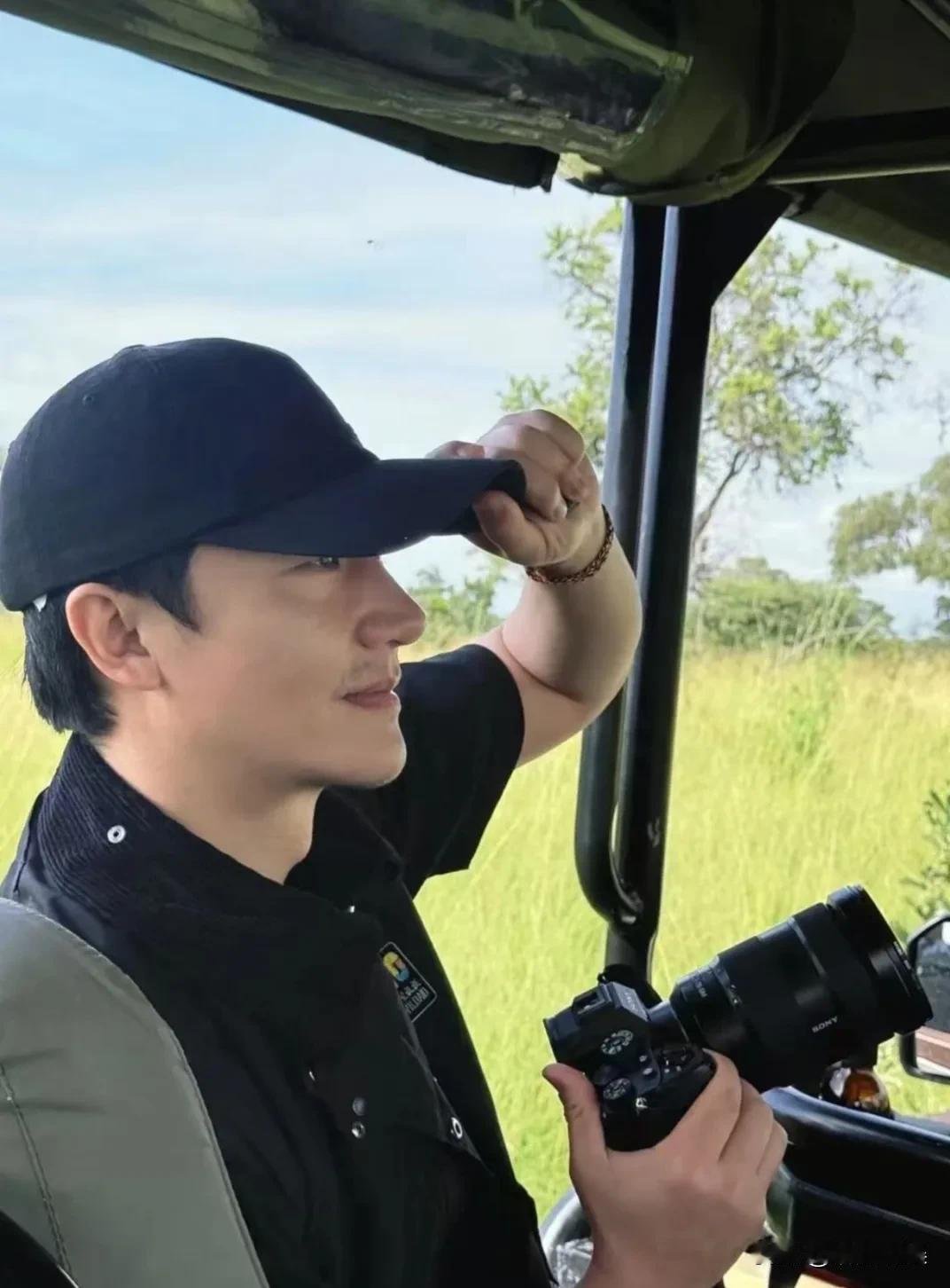 黄轩春节是和女友一起度过，不是游山玩水、吃吃喝喝，而是专门去非洲乔贝国家公园看野