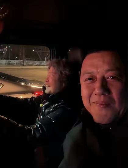 最爱李亚鹏的女人，不是李嫣，也不是窦靖童，更不是王菲，而是他白发苍苍的老母亲！不