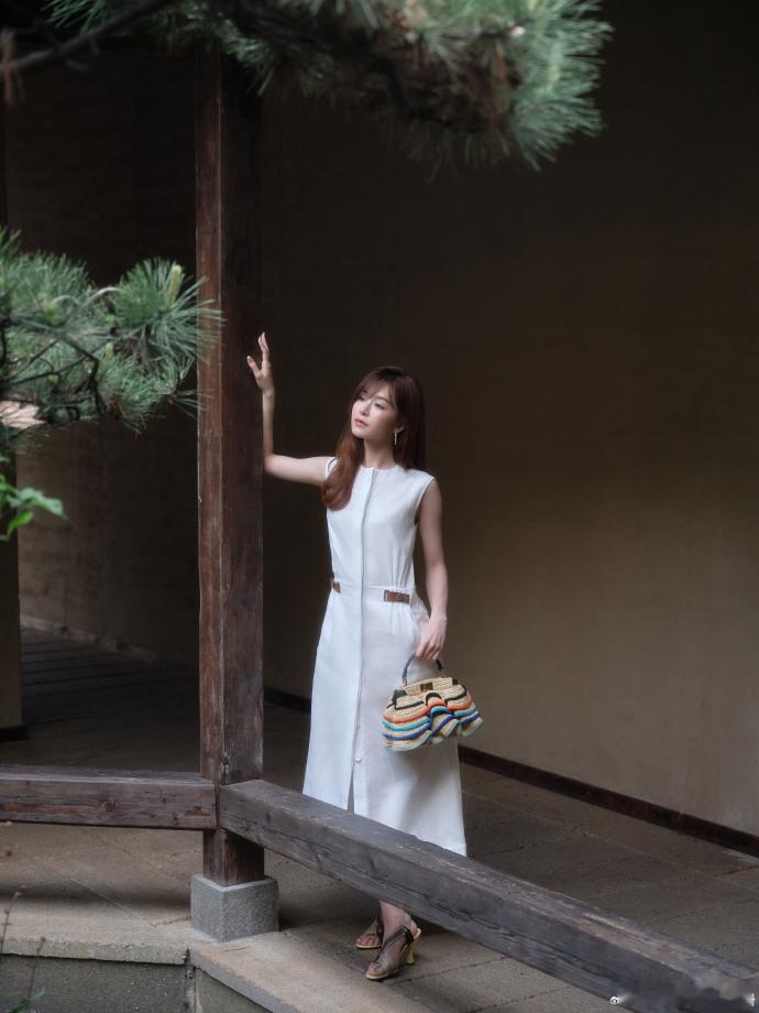 文咏珊刘海造型美成啥了文咏珊在景德镇陶溪川的斜刘海造型太能打了！生图下皮肤依旧白