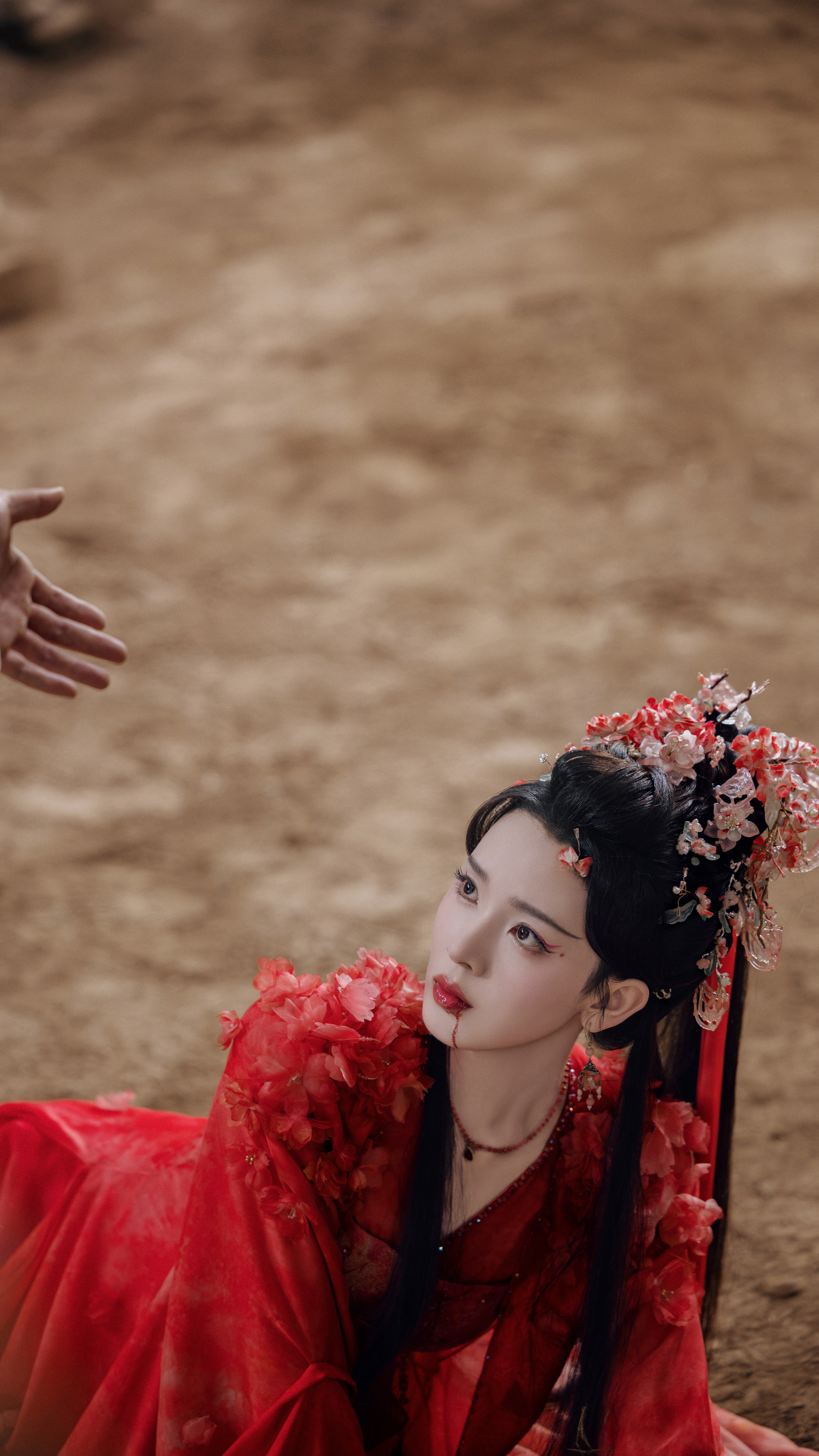 啊有套美丽的图图忘记存档啦～～～《水龙吟》西方桃☽剧照-红衣-吐血伸手?