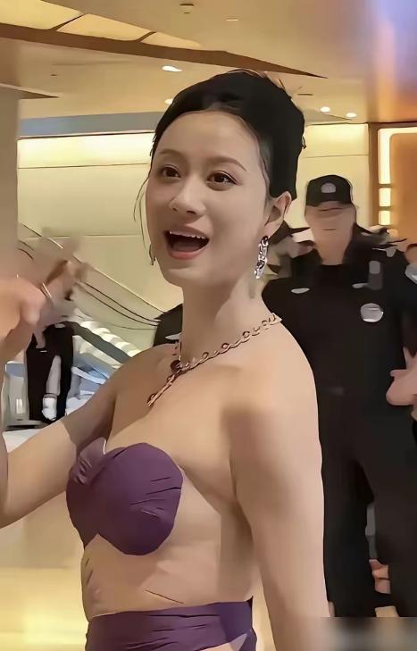 1999年，倪虹洁接拍了国内第一支内衣广告。当时对方跟她说，有替身，不用真露，
