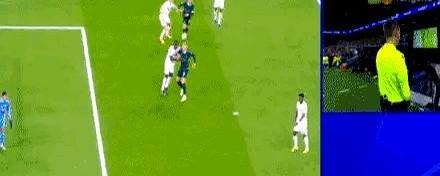 裁判吹哨指向点球点时，伯纳乌已经响起欢呼。2分钟后，大屏幕显示犯规在禁区外——