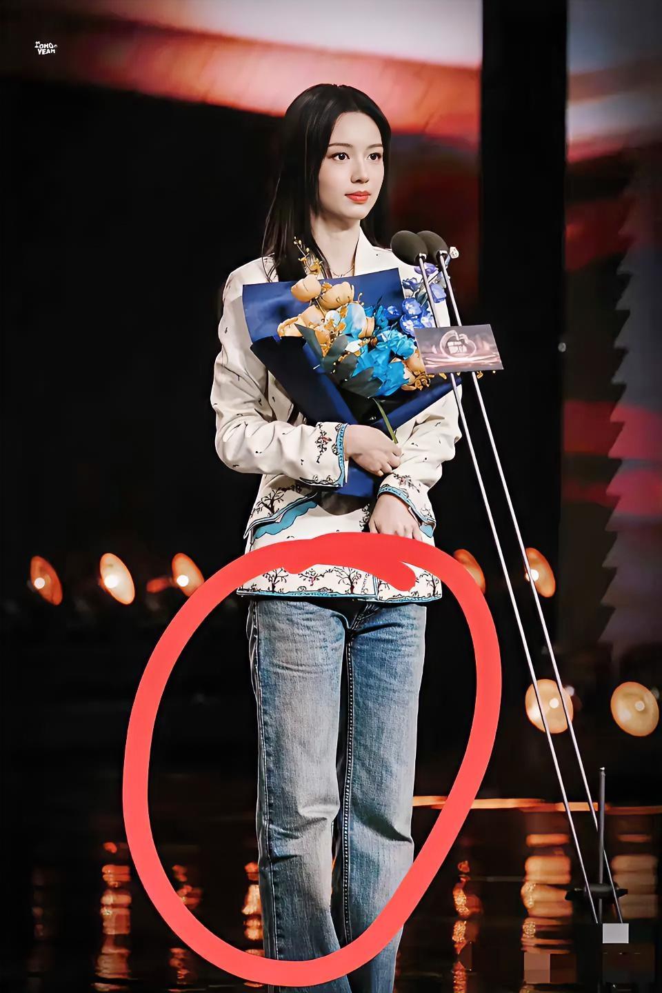 周也微博之夜穿牛仔裤领奖，全网炸锅：真敢还是失礼？昨天微博之夜的名场面，被