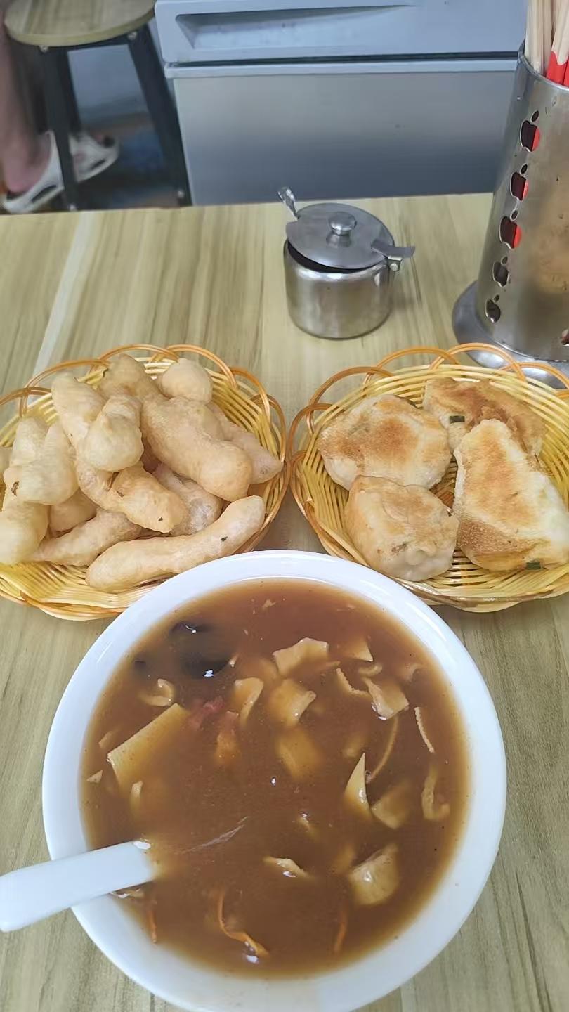 一碗热气腾腾的胡辣汤，配上香脆油条，这组合简直是早餐界的王炸！小时候，花一角钱买