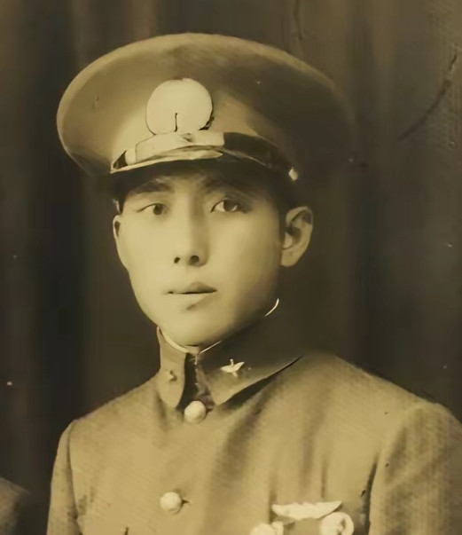 1937年，中国一架战机被日军击落，飞行员跳伞求生，谁知，竟落到了日军阵地，一群