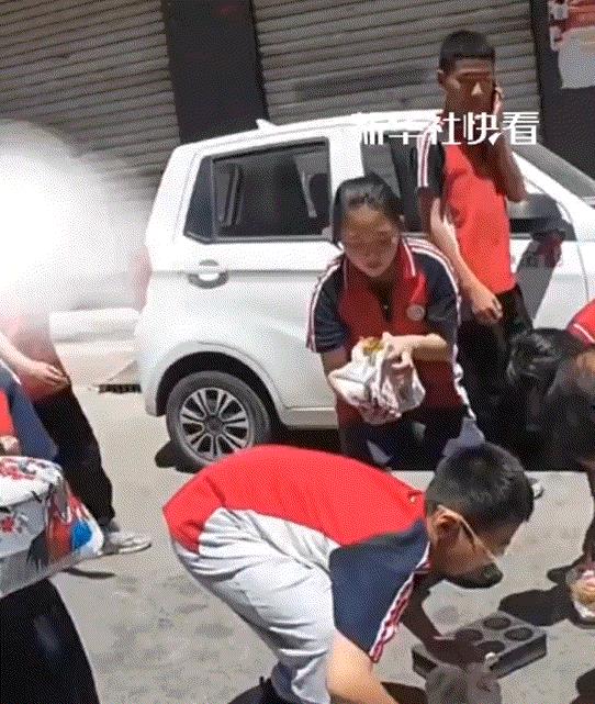 太治愈了！河北，一外卖小哥送餐过程中，因遇前方突然驶出的对向车辆，为了躲避小哥急