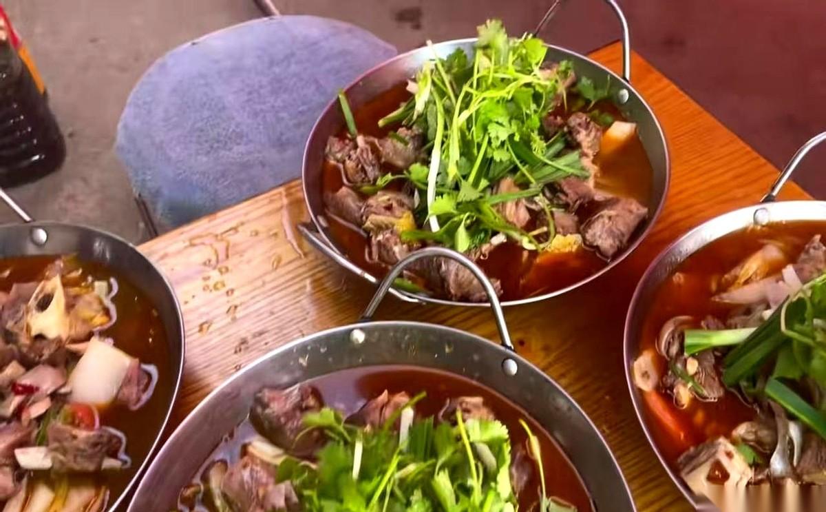 百岁宴。就这三个字，我们老家那块儿，整个村子都疯了。院子里支起三口大铁锅，请