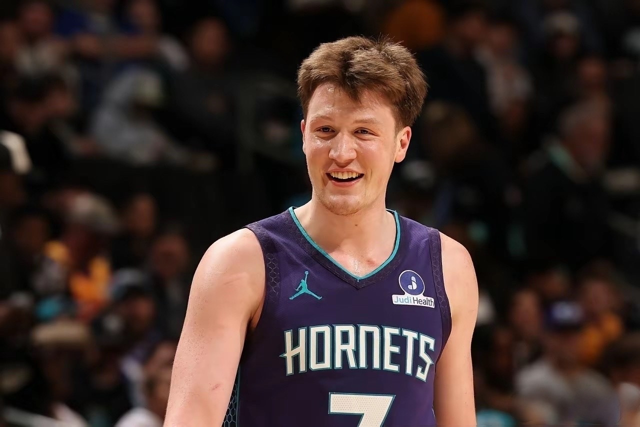 克尼佩尔，未来潜力无限！看看历史三分榜前十新秀赛季的三分命中数：库里166个，哈