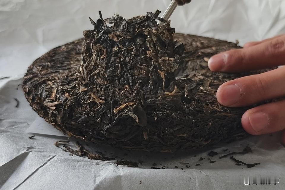 普洱茶是如何分级的?普洱茶的等级划分是一个综合考量茶叶多个方面的过程，主要依