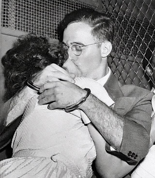 1953年6月，美国法院在证据不足的情况下，将罗森堡夫妇送上了电椅，生前最后一吻