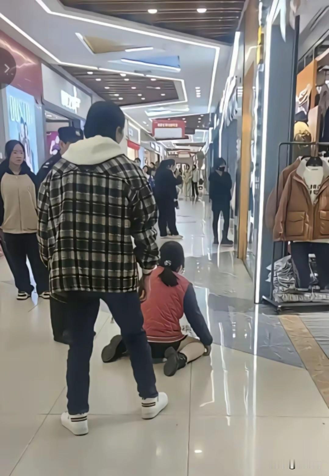 妻子给丈夫下跪，因为一件299块钱的羽绒服！这件事真让人诧异，很难想象在这个