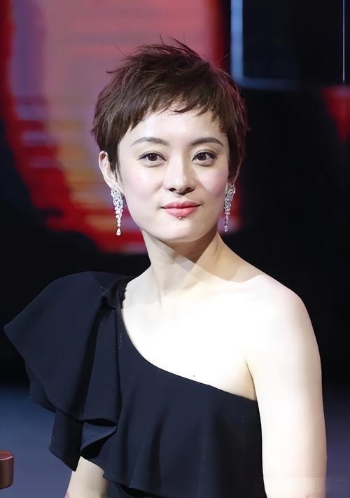 2026年，孙俪再度以长文告白邓超冲上热搜，字里行间尽显十五年婚姻的烟火气。从饮