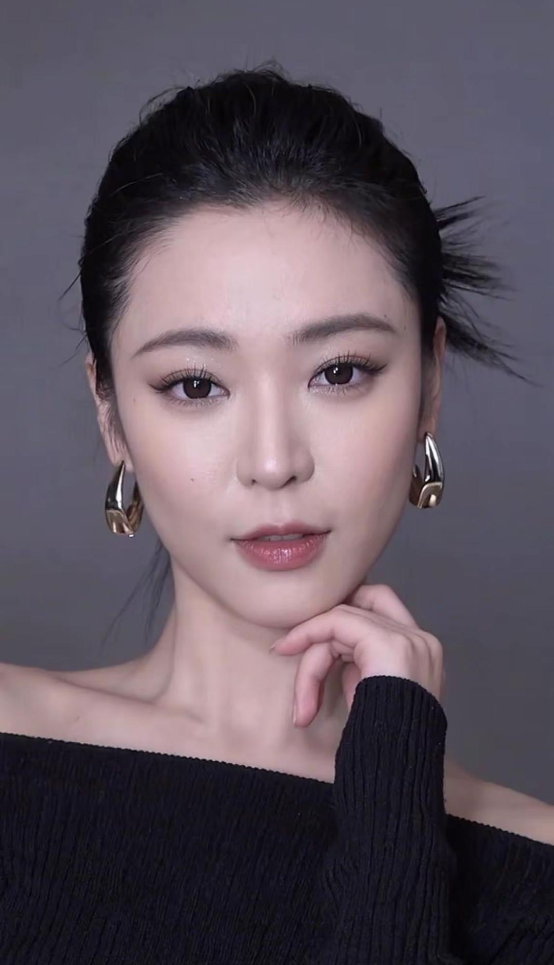 黑发如墨，金环映玉颜。