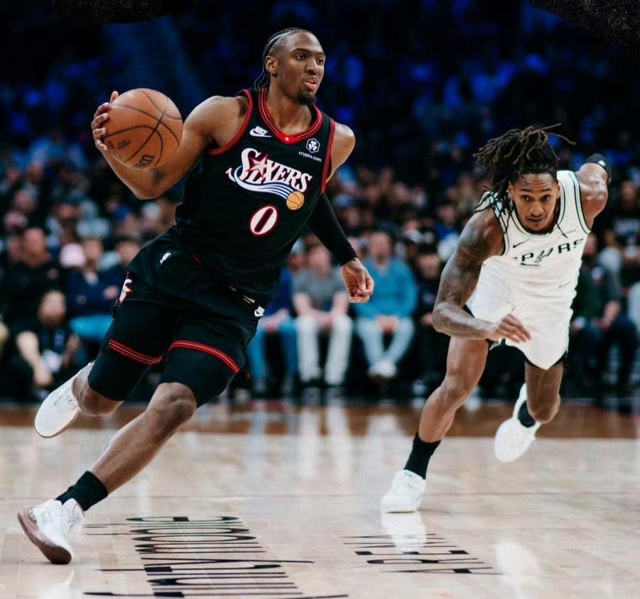 又是8人上双，马刺131-91大胜76人，文班都没出汗！76人主场全美直播，马