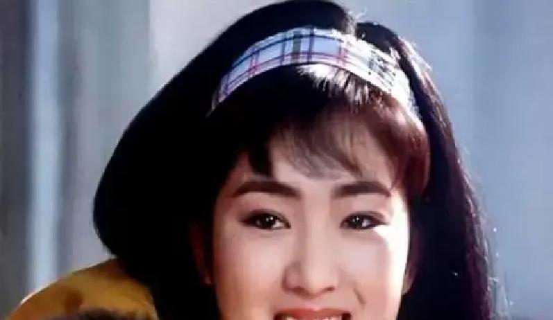 反锁40分钟，门外是向华强巩俐在洗手间不出来，剧组几百号人干等。向华强站在