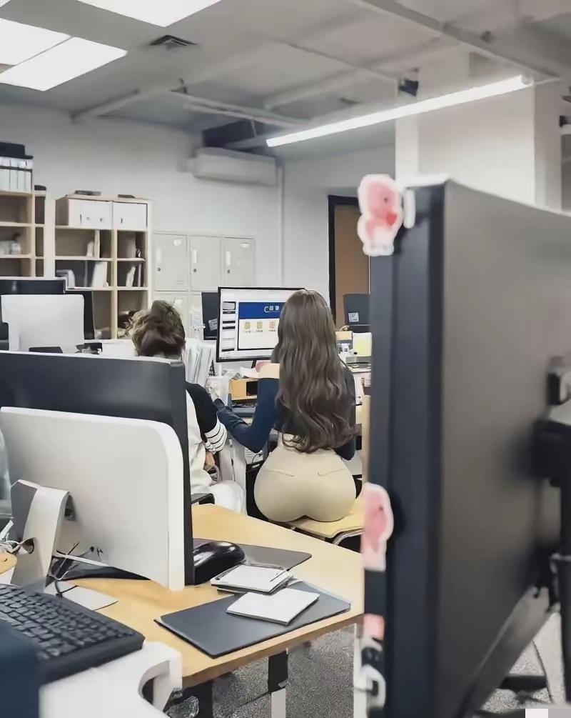 这个世界同事感情其实是最冷漠甚至最冷酷的。第一，我们单位好些同事，日常碰面时视