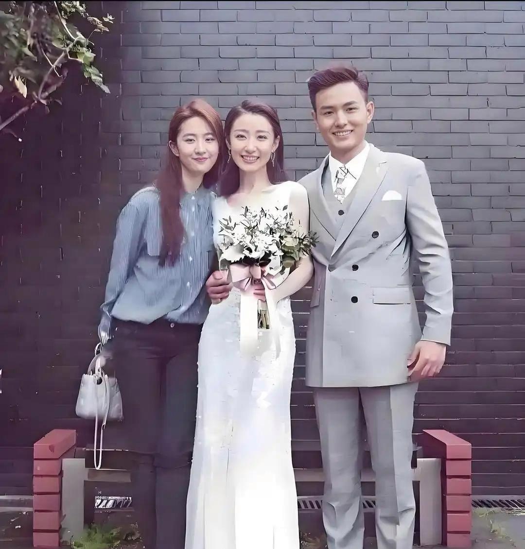 去参加婚礼的刘亦菲，也不会抢新娘风头，这样的刘亦菲太让人有好感了