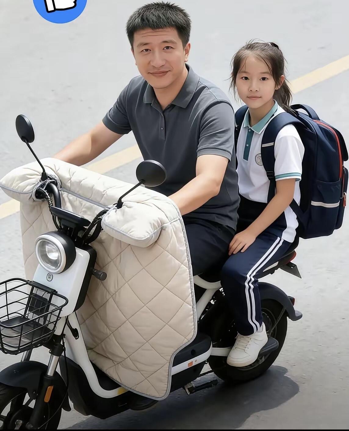张老师骑着摩托车送女儿的照片，感觉到张老师虽然有上亿的家产，但是他和普通的爸爸一