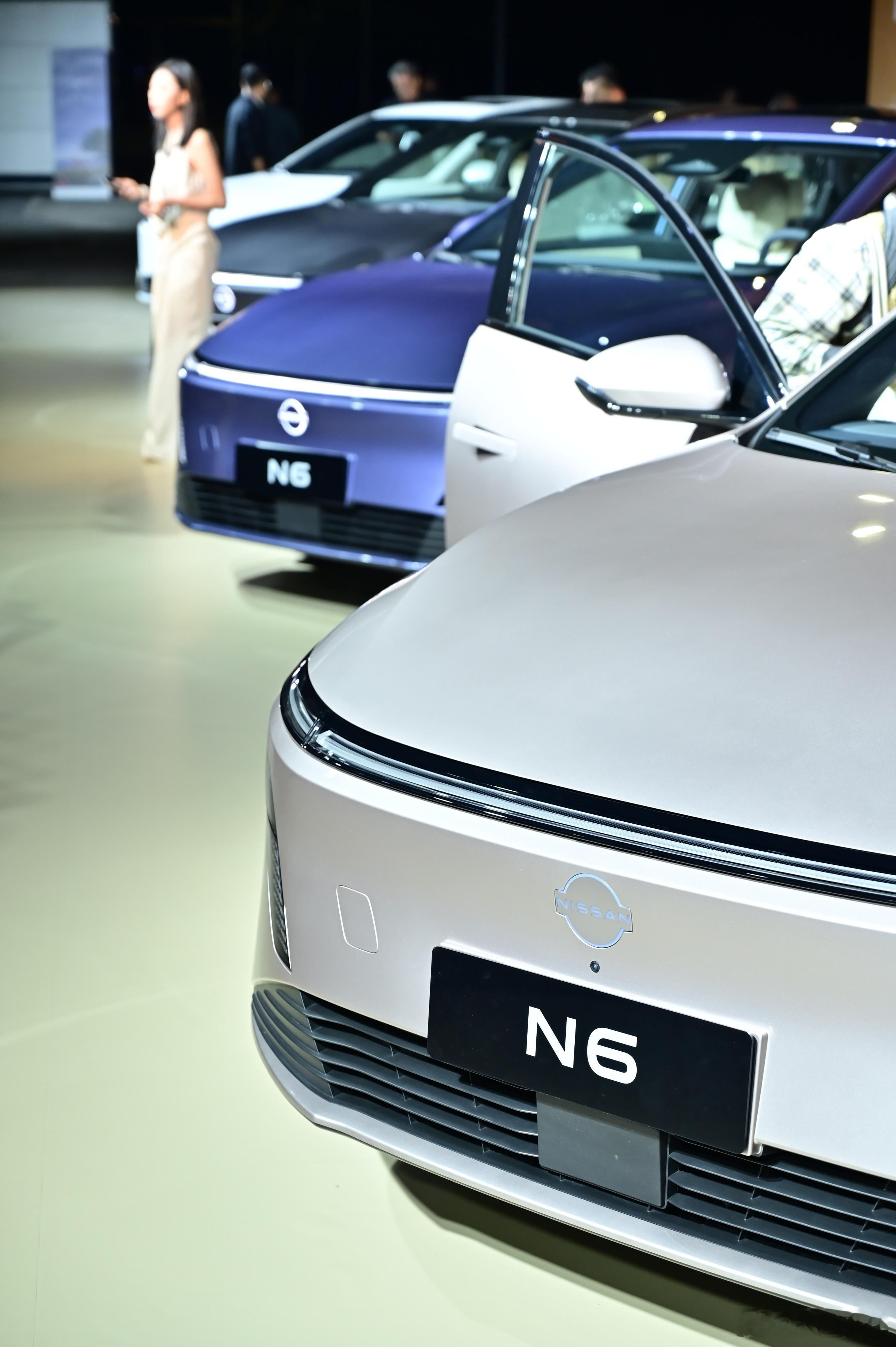 东风日产N6的发布会来了，现场的热度很高，都来看看这个插混新势力。现场的N6还是