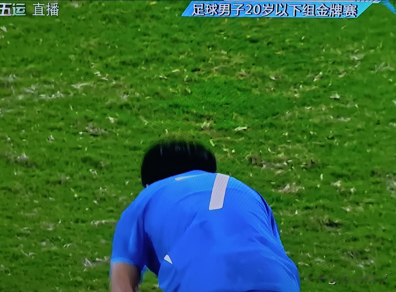 钟文利用自己得到的点球机会，完全把湖北队门将姚浩洋骗了，将球稳稳罚进，帮助广东U