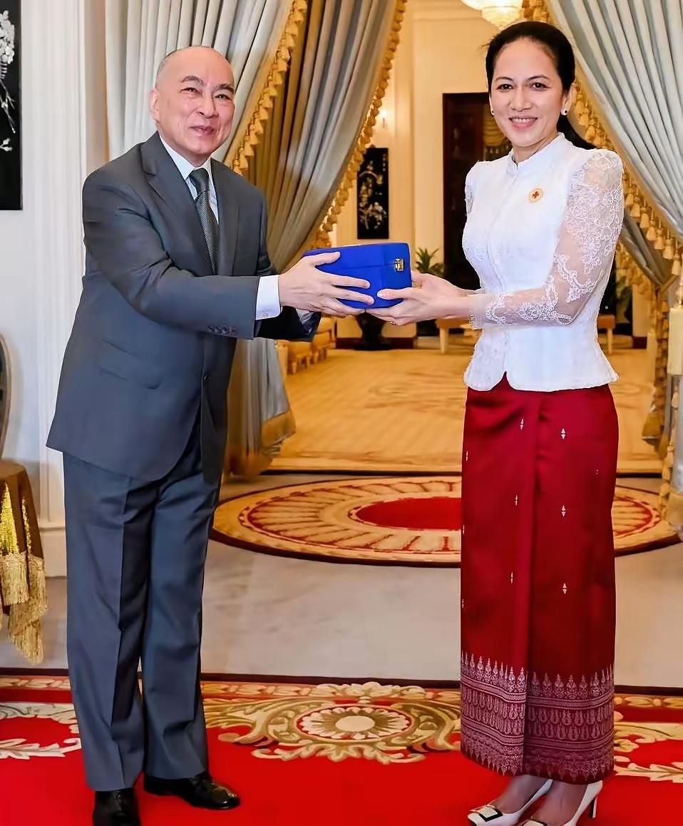 2026年8月14号，西哈莫尼国王接见了洪森亲王的儿媳，还给洪森老婆管理的红十字