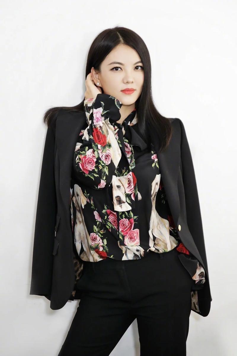 惊叹李湘把网友骂他胖的表情包印成T恤卖到爆火李湘真是与众不同，屡屡出境霸屏，因身