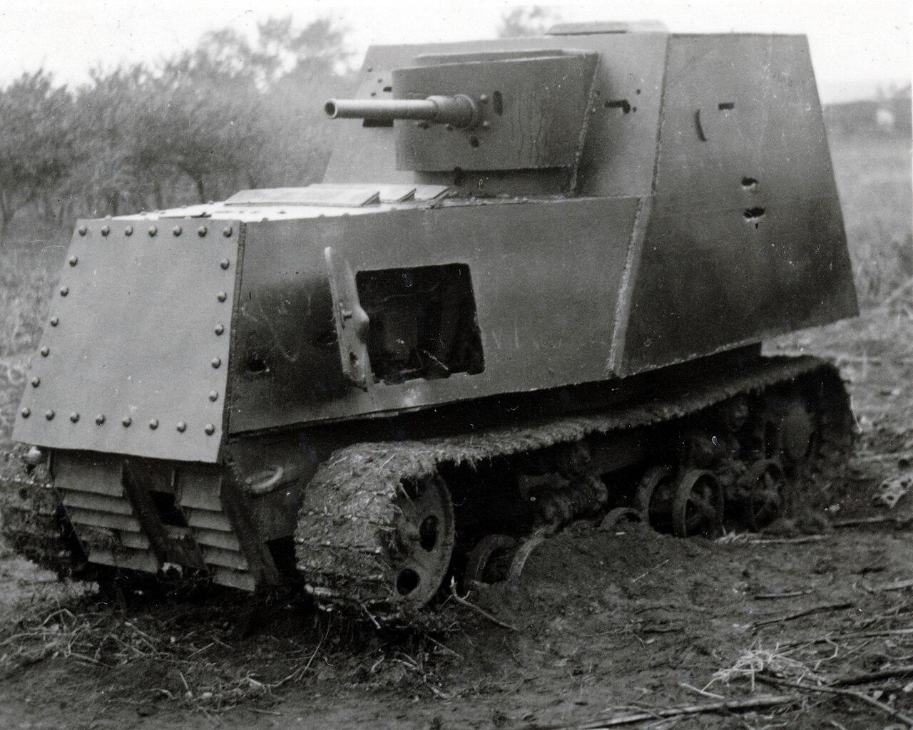 1941年，德军兵临哈尔科夫城下，战局危急到极致，苏联工人来不及造正规坦克，直接