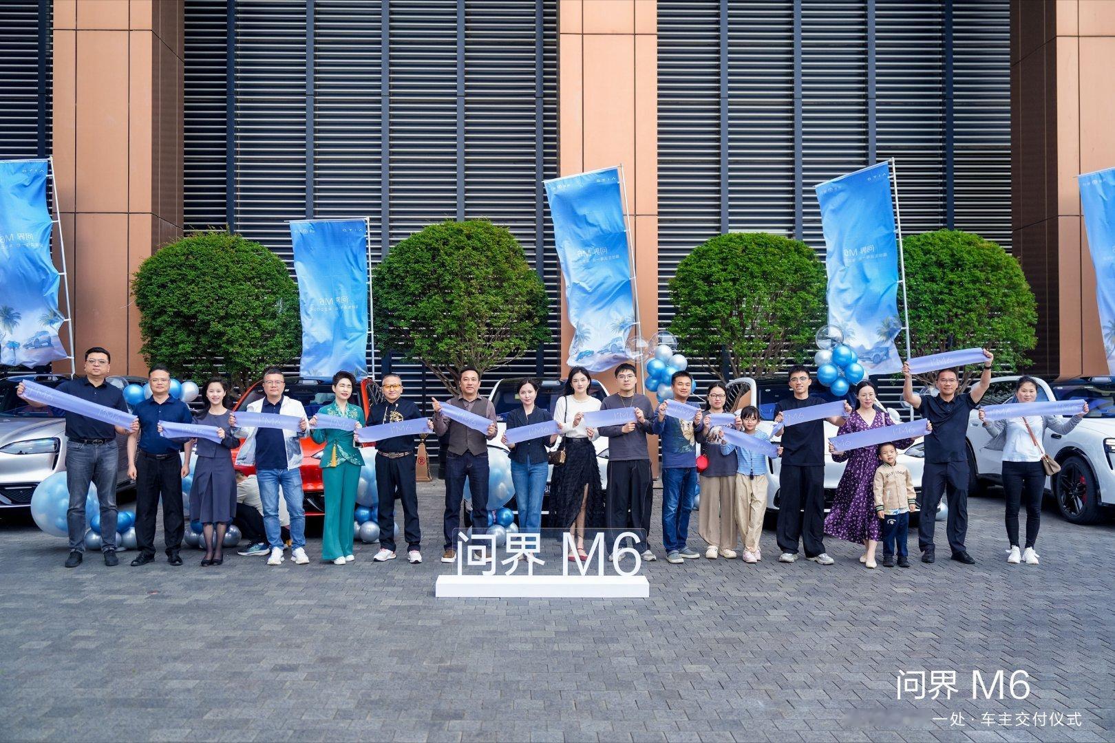 今天下午还带腊肠哥参加了M6集体交付仪式腊肠哥说：回去也要买一台笑死了…