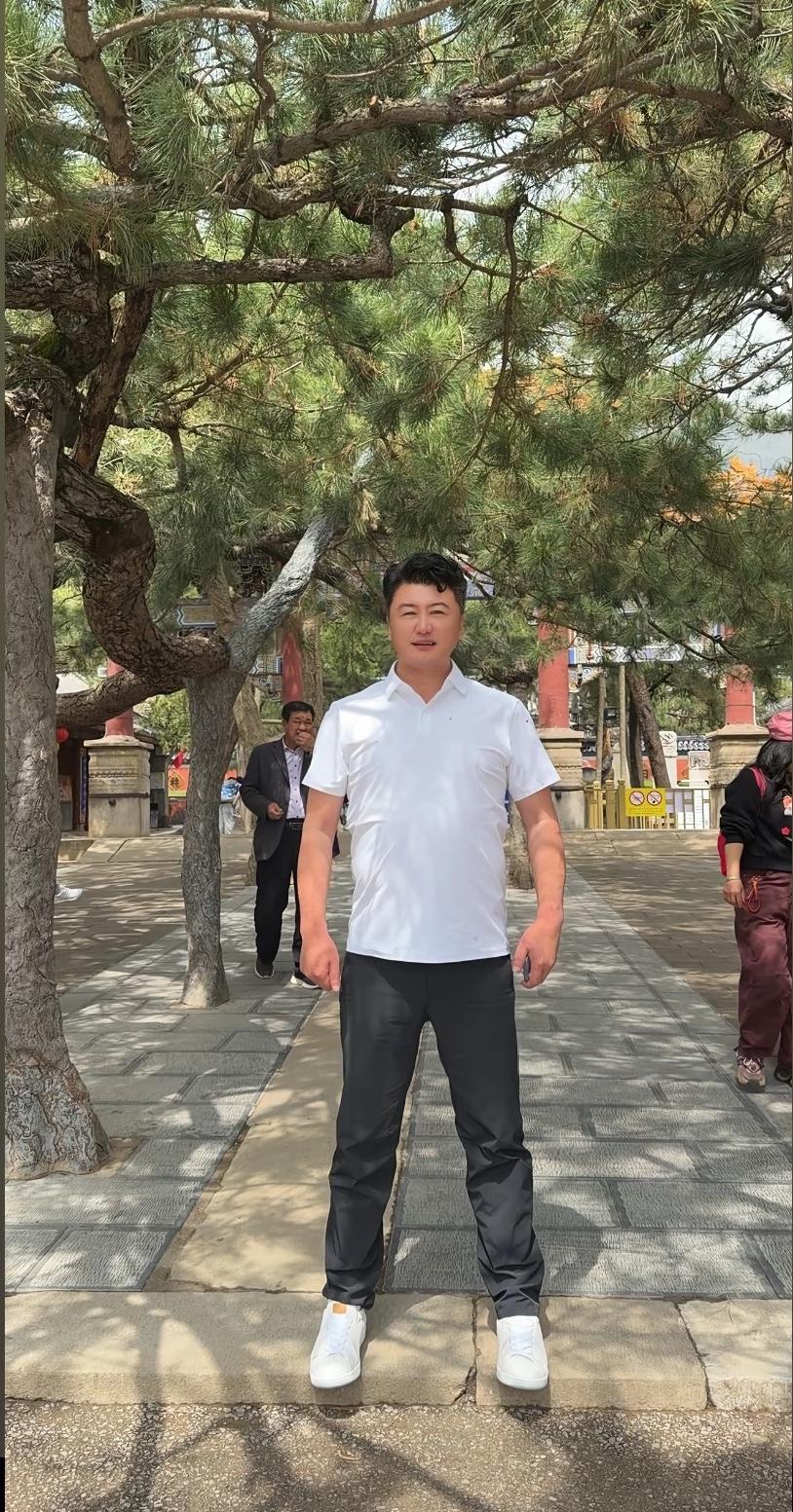 杭州赵公子赵海洋，现身北京潭柘寺，白色T恤、白色鞋子配黑裤子，看着非常帅气。