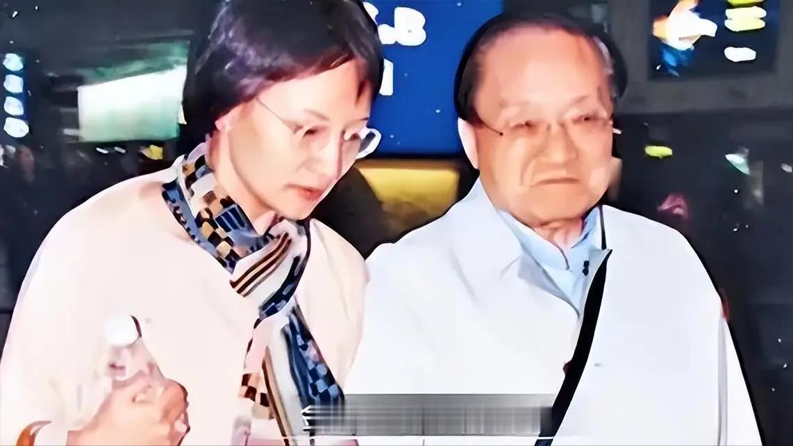1976年某天，金庸觉得特别累，想去常去的酒馆喝两杯解解乏，买单时随手塞给女招待