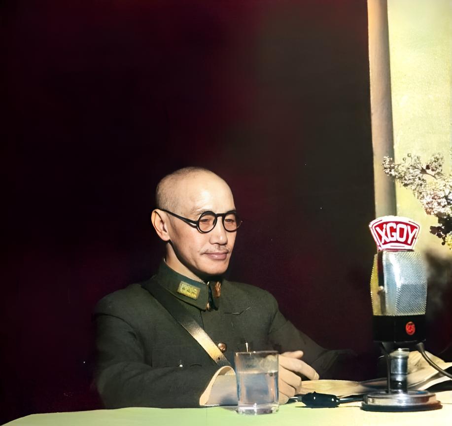 这张照片拍摄于1945年9月。蒋中正身穿特级上将军装在重庆向全世界宣布中国人民取
