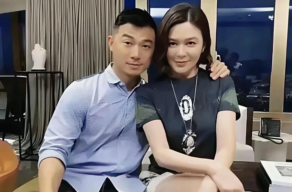 关之琳28岁男友，比她小35岁。可看上去，他们很像同龄人，关之琳状态特别好。但