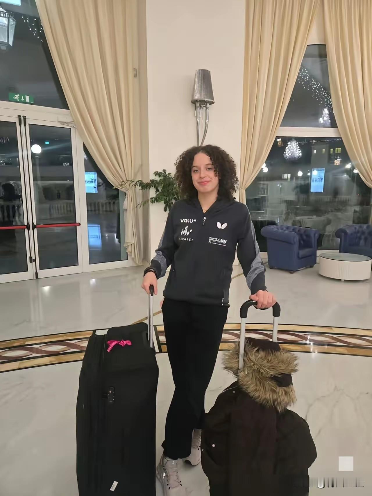 汉娜高达打完世乒赛，刚要往成都赶。教练给她打电话:你不用来了！汉娜一脸不