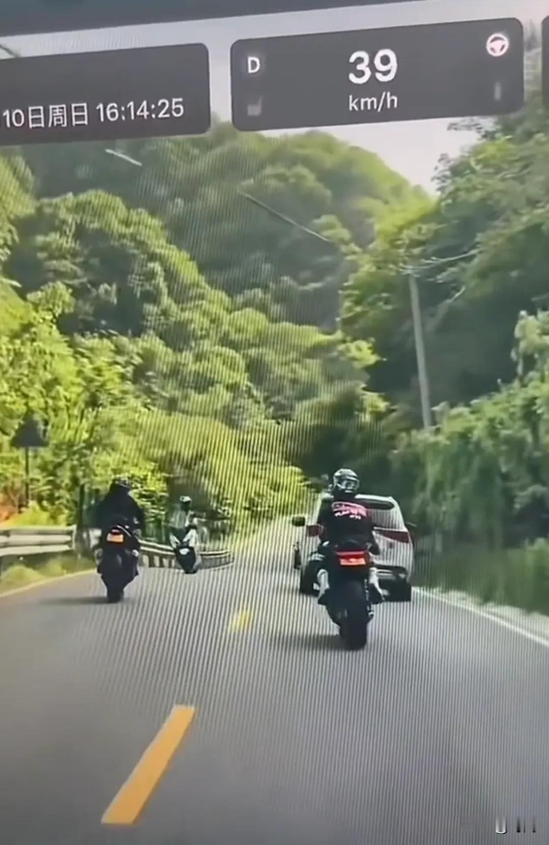 秦岭分水岭发生一起严重车祸1死1伤，教训深刻，各位骑友一定要注意安全！事发5月1