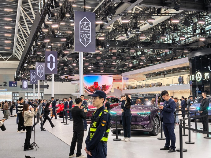 第二站鸿蒙智行展台又是五界齐聚的壮观场景，而且是携鸿蒙智行全系销量突破100万