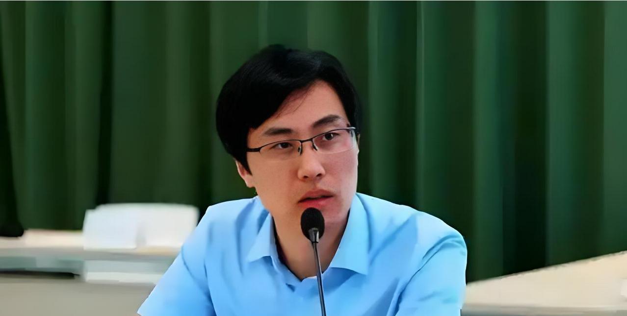 做到这四点，就能制裁中国！2023年，清华硕士跑到美国，给美国献出了4条毒针，用