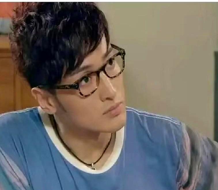 王传君，那个娱乐圈的‘高冷怪’，突然趴在徐志胜肩上哭到抽搐。镜头怼脸拍，他根本不