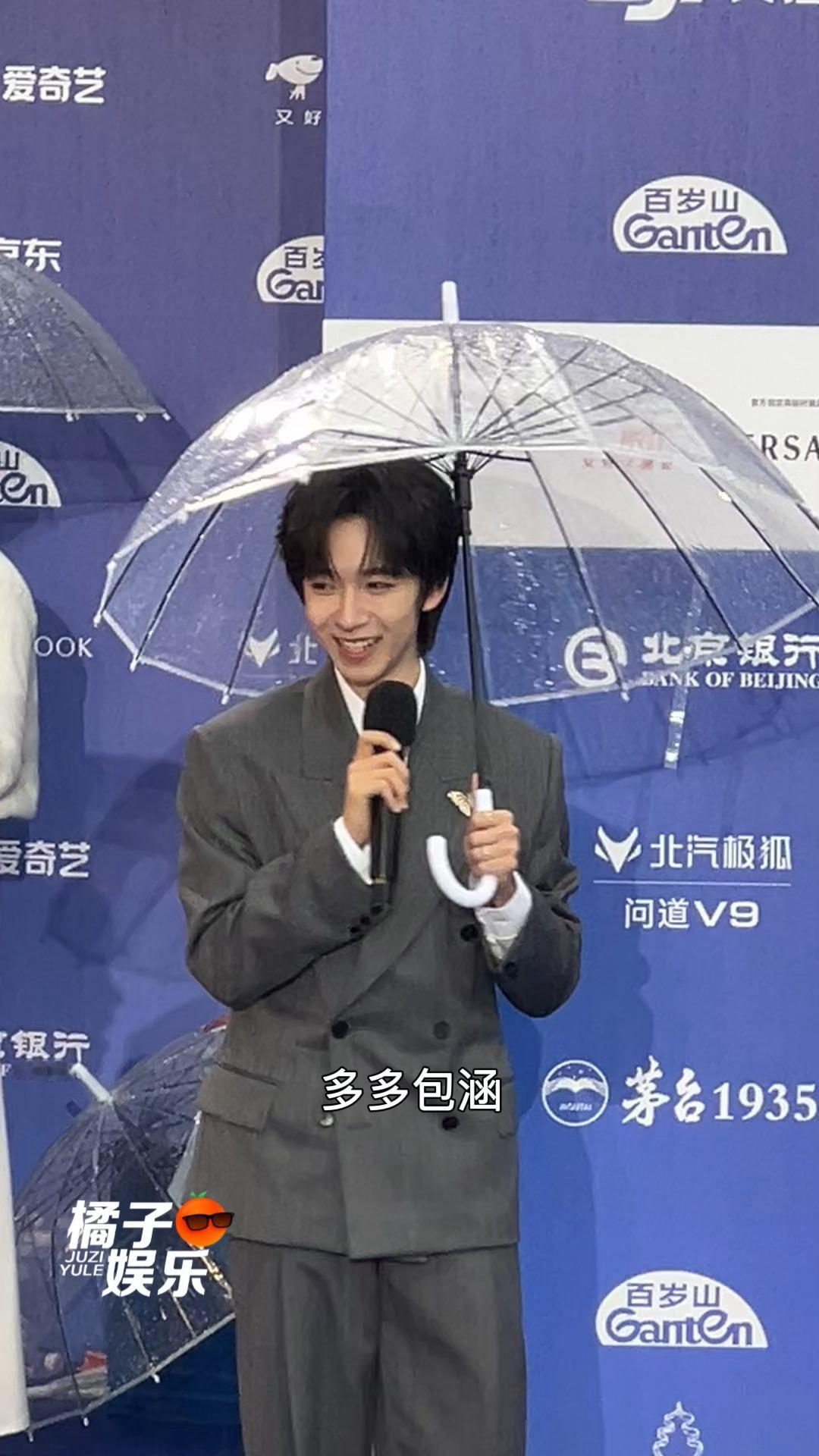 小贺你这么说的话我倒要看看有多好笑了哈哈哈哈哈哈“要在各位电影人面前报名，就希望