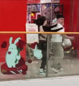 从孩子的神态动作来看，孩子没有大哭大闹，只是默默的牵着爸爸的手，说明孩子已经习以