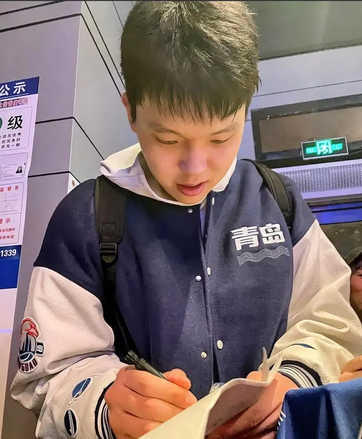 中国球员进NBA有多难？杨翰森有多强？我特意去查了一下。原来杨瀚森为了选
