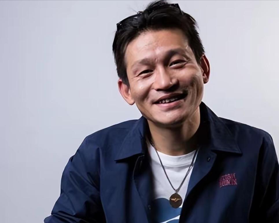 有一次，张艺谋问余皑磊：“有个男三号，演不演？”他接了，结果没火。不久，张艺谋又