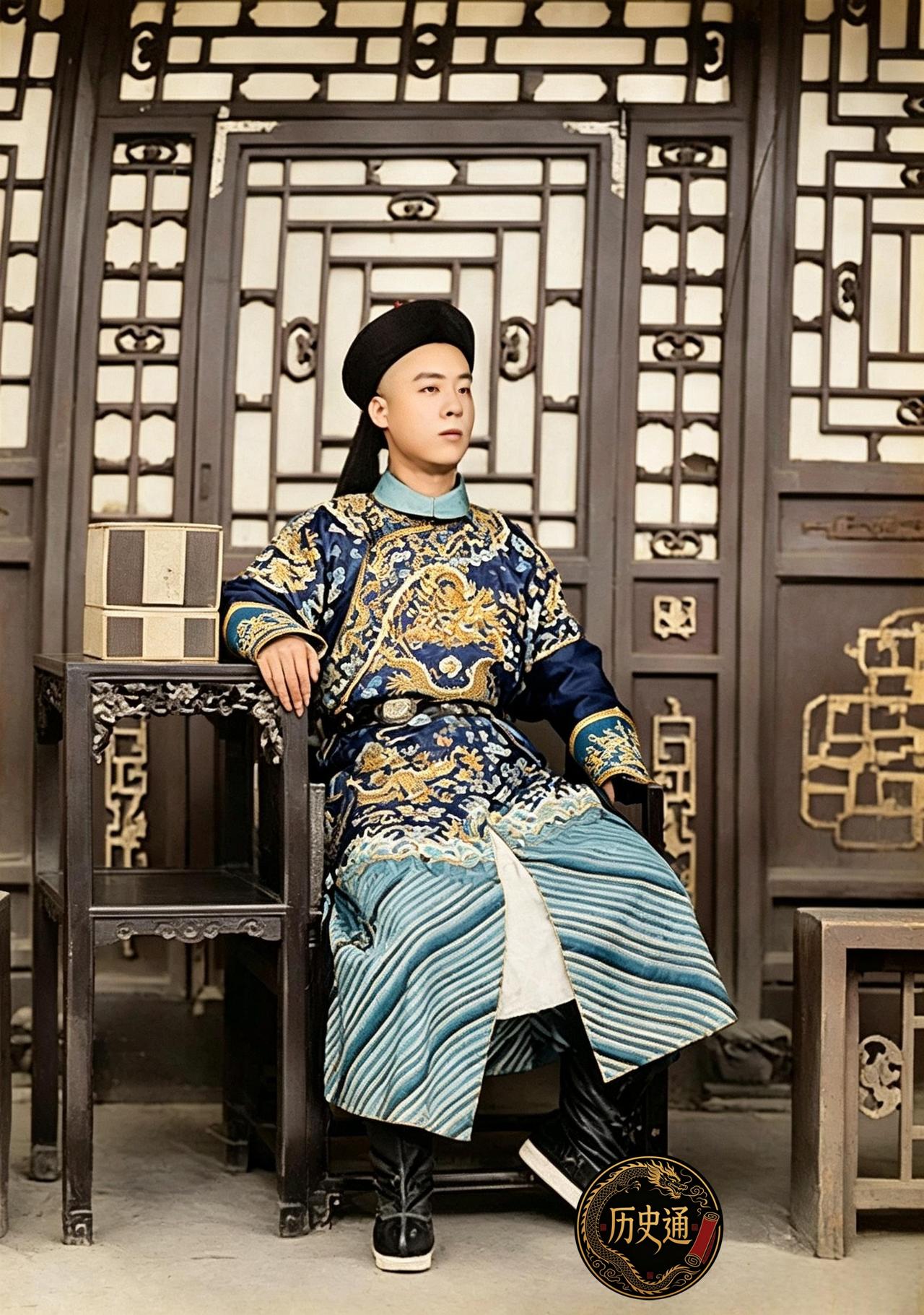 这位身穿蟒袍、个头不高，但气度不凡、眼神倔强锐利的男子正是末代恭亲王溥伟。溥伟心